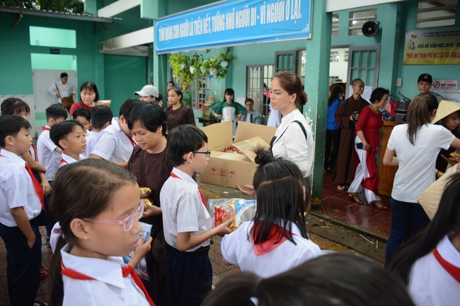 Giving gift portions to pupils on the occasion of Mid-Autumn Festival